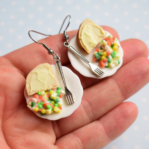 Sałatka jarzynowa na talerzu z chlebem - kolczyki wiszące lub klipsy