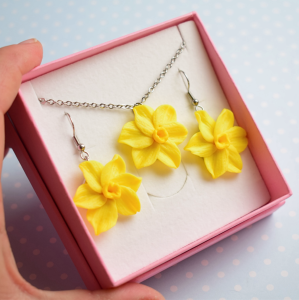 Żonkile narcyzy kwiatki  - komplet biżuterii - kolczyki na wiszące  i wisiorek